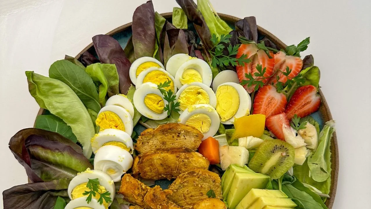 Tallrik med en komplett, god sallad